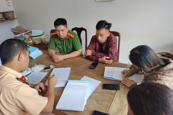 Lực lượng Công an làm việc với phụ huynh và thanh niên N. Ảnh CACC