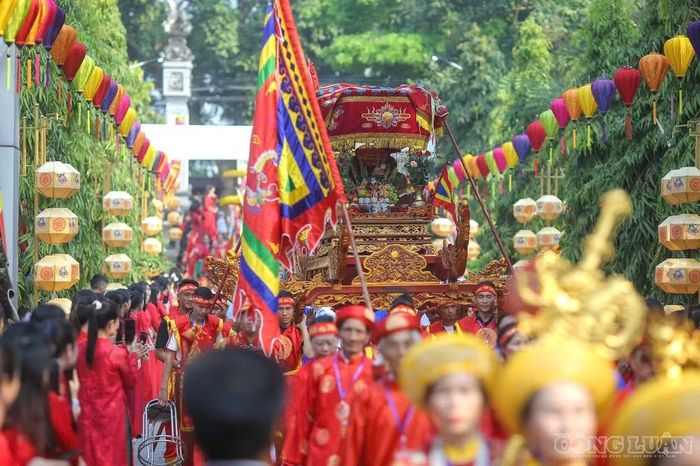 Đền Hát Môn được khởi dựng ngay sau khi Hai Bà Trưng hóa thân vào cõi vĩnh hằng. Đền đã được Nhà nước xếp hạng Di tích lịch sử cấp Quốc gia năm 1964, công nhận Di tích Quốc gia đặc biệt năm 2013 và Lễ hội đền Hát Môn được đưa vào Danh mục di sản văn hóa phi vật thể quốc gia năm 2016. Năm 2024, đền Hát Môn vinh dự được công nhận là Điểm du lịch cấp Thành phố.