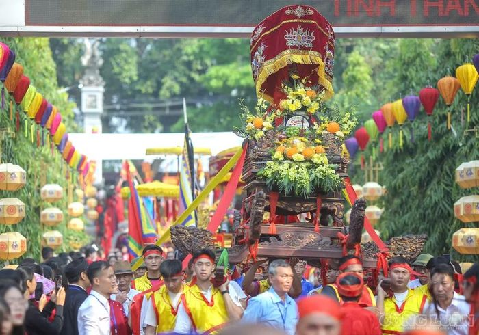 Hiện nay, hằng năm, tại đền Hát Môn diễn ra ba kỳ lễ hội lớn, gồm Lễ cúng giỗ Hai Bà vào ngày 6/3 âm lịch, Đại lễ hội quân tế cờ vào ngày 4/9 âm lịch và Đại lễ mừng chiến thắng vào ngày 24 tháng Chạp. Các hoạt động này góp phần gìn giữ những giá trị văn hóa, lịch sử gắn với cuộc khởi nghĩa Hai Bà Trưng, đồng thời đáp ứng nhu cầu sinh hoạt tín ngưỡng của nhân dân.