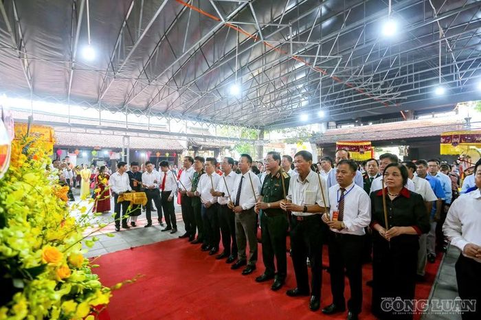 Lễ kỷ niệm năm nay diễn ra trong không khí thi đua lập thành tích chào mừng 72 năm Ngày Giải phóng Thủ đô (10/10/1954 - 10/10/2026). Đây là dịp để nhân dân Hát Môn cùng ôn lại truyền thống hào hùng của dân tộc, bày tỏ lòng thành kính, biết ơn sâu sắc đối với Hai Bà Trưng, các bậc tiên tổ và những anh hùng liệt sĩ đã hy sinh vì độc lập dân tộc.