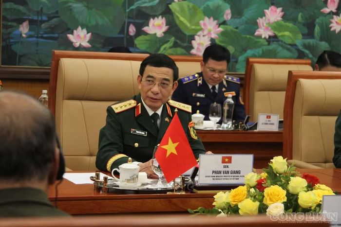 Đại tướng Phan Văn Giang hội đàm với Đại tướng Tea Seiha.