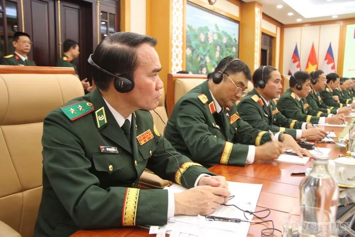 Các đại biểu Đoàn Việt Nam tại hội đàm.