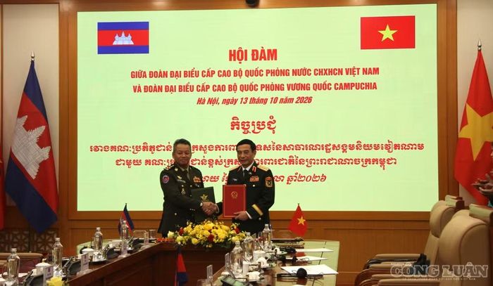 Đại tướng Phan Văn Giang và Đại tướng Tea Seiha trao Biên bản hợp tác năm 2027 giữa Bộ Quốc phòng hai nước.