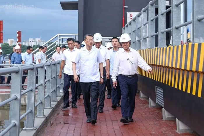 Thủ tướng Lê Minh Hưng kiểm tra thực địa Dự án "Giải quyết ngập do triều khu vực TPHCM, có xét đến yếu tố biến đổi khí hậu – Giai đoạn 1" - Ảnh: CP