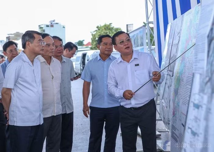 Thủ tướng Lê Minh Hưng và Bí thư Thành ủy TPHCM Trần Lưu Quang nghe báo cáo về dự án xây dựng hạ tầng và cải tạo môi trường Kênh Tham Lương - Bến Cát - Rạch Nước Lên - Ảnh: CP