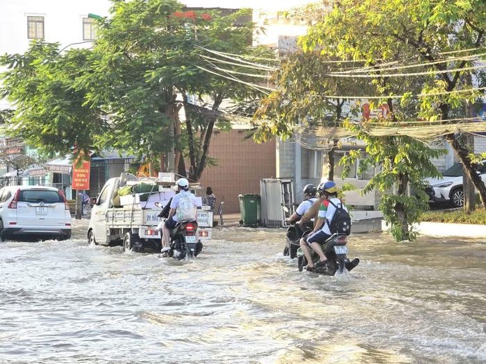 Triều cường tại Nam Bộ đang rút chậm, gây nguy cơ ngập tại các vùng trũng thấp và tuyến đường ven sông. Ảnh: Hà Văn.