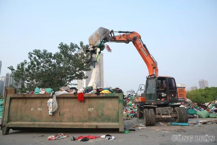 Từng đống quần áo được đưa ra khỏi khu vực tập kết để chuyển đến nơi xử lý.