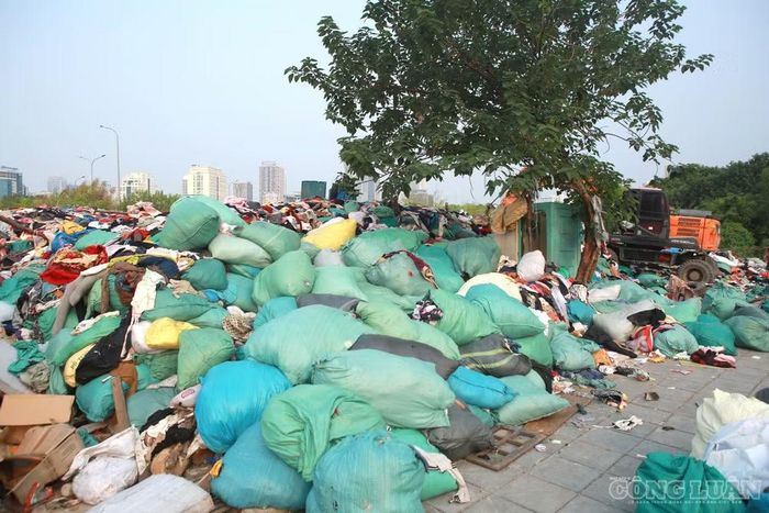 Số quần áo đã đóng sẵn vào bì được tập kết 1 góc riêng.
