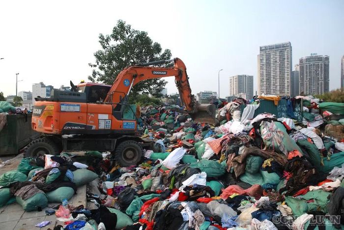 Theo thông tin từ Ban Quản lý Dự án Đầu tư - Hạ tầng phường Từ Liêm, công tác thu dọn bắt đầu từ ngày 13/10 và dự kiến kéo dài khoảng 4-5 ngày. Toàn bộ số quần áo cũ sau khi thu gom sẽ được đưa về bãi rác Nam Sơn.