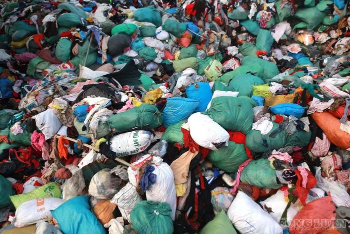 Ông Vũ Minh Hà (Từ Liêm, Hà Nội) cho biết những đống quần áo cũ này đã xuất hiện từ khoảng tháng 4/2025. Ban đầu, lượng quần áo không nhiều, nhưng theo thời gian, số lượng ngày càng tăng, hình thành những đống lớn.