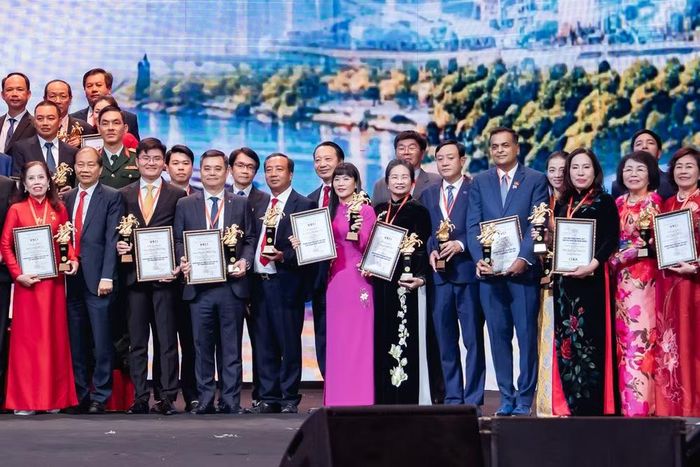 Bà Trịnh Thị Hồng Vân, Chủ tịch Hội đồng thành viên Công ty Yến sào Khánh Hòa là một trong 100 doanh nhân tiêu biểu toàn quốc được trao tặng danh hiệu.