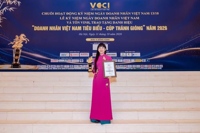Bà Trịnh Thị Hồng Vân, Chủ tịch Hội đồng thành viên Công ty Yến sào Khánh Hòa tại lễ tôn vinh.