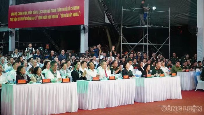 Lãnh đạo, đại biểu tham dự chương trình.