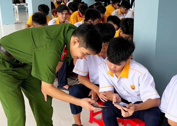 Hình ảnh thực hiện chương trình tại điểm trường Cao đẳng Kiên Giang. Ảnh: Nghiêm Túc