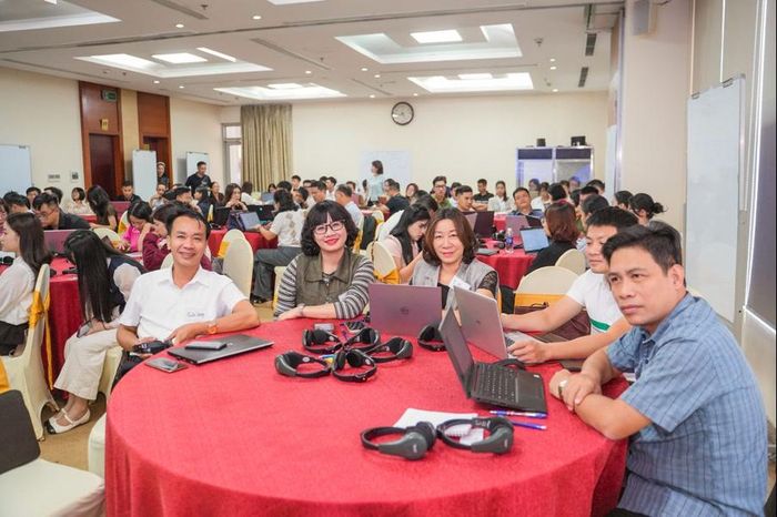 Các học viên tham gia khóa tập huấn “Chuyên gia an toàn số học đường”. Ảnh: BTC
