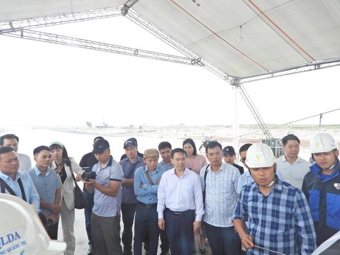 Đoàn phóng viên các cơ quan báo chí tham quan, tìm hiểu thực tế các hạng mục tại dự án Cảng hàng không Quảng Trị trước chuyến bay kiểm tra an toàn tĩnh không dự kiến ngày 15/10. (Ảnh: Minh Phương)