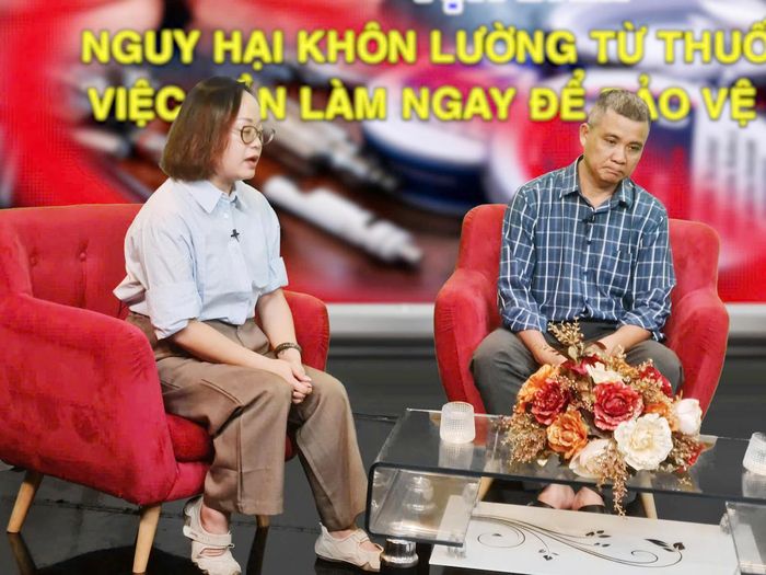 - Thưa TS Thu Hương, khi một sản phẩm được quảng bá là không chứa nicotine, người tiêu dùng có thể cho rằng sản phẩm không gây nghiện và không gây hại. Tuy nhiên, thành phần thực tế của sản phẩm có thể không đúng với thông tin được công bố, thậm chí có thể chứa nicotine. Theo bà, điều này tiềm ẩn những nguy cơ gì, đặc biệt đối với những người trẻ tin rằng mình đang sử dụng một sản phẩm không chứa nicotine?