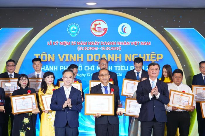 Phó Chủ tịch UBND TP HCM Nguyễn Công Vinh trao chứng nhận Doanh nghiệp tiêu biểu cho các doanh nghiệp. Ảnh: HUBA
