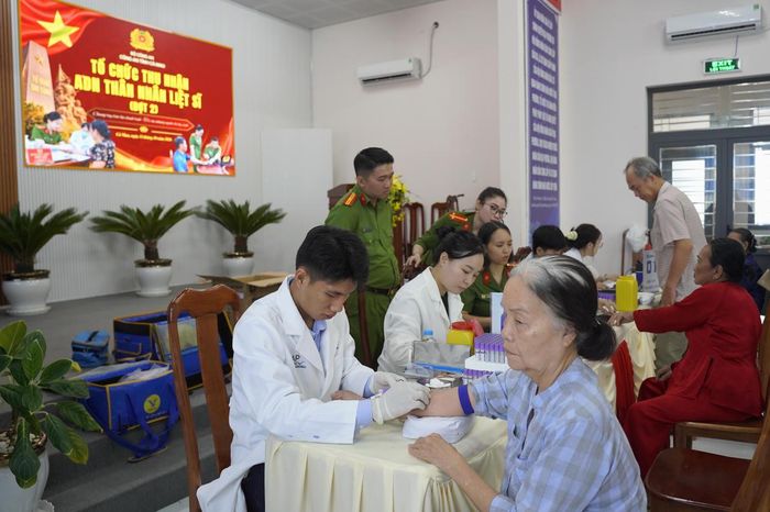 Đông đảo thân nhân liệt sĩ chưa xác định được danh tính đến thu nhận mẫu ADN tại điểm thu nhận của Công an phường Tân Thành (Ảnh: H.Đ).