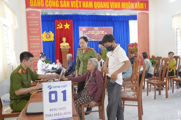 Công tác thu nhận thông tin và lấy mẫu sinh phẩm ADN của thân nhân liệt sĩ được tổ chức khoa học, hiệu quả tại điểm thu nhận của Công an xã Trần Văn Thời (Ảnh: H.Đ).