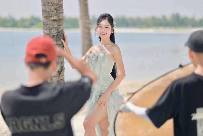 “Em vui khi được vào Top 25 nhưng cũng nhắc bản thân phải cố gắng hơn. Với thử thách chụp hình, em muốn chủ động thử những cách tạo dáng mới, lắng nghe góp ý để biết mình cần sửa ở đâu. Em mong khi nhìn lại từng phần thi, em có thể thấy mình tiến bộ”, Nguyễn Thục Uyên Nhi nói.
