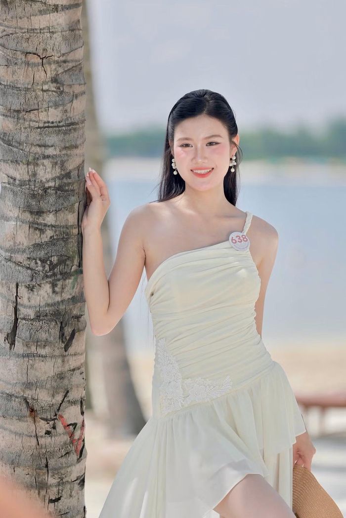 Mỗi thí sinh lựa chọn ba phụ kiện để sử dụng trong thử thách. Kính mát, mũ, hoa cài tóc trở thành những món đồ giúp các cô gái thể hiện ý tưởng cho phần chụp hình. Sau chung khảo, Phạm Vân Hà là thí sinh 18 tuổi duy nhất tại Hoa hậu Việt Nam 2026.