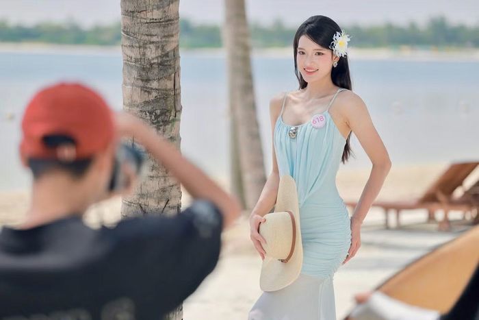 Nhiếp ảnh gia Trương Gia Huy lưu ý thí sinh về nụ cười, đồng thời nhắc các cô gái chủ động tạo dáng. Thử thách đòi hỏi họ vận dụng những kỹ năng đã được hướng dẫn trong thời gian ở nhà chung.
