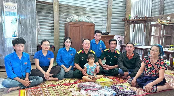 Anh Cường miệt mài với các hoạt động thiện nguyện, hỗ trợ những hoàn cảnh khó khăn, trẻ em và người cao tuổi ở vùng sâu, vùng xa.