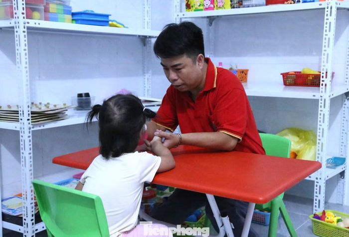 Anh trực tiếp đồng hành, hướng dẫn trẻ rối loạn phát triển từng kỹ năng trong học tập và sinh hoạt hằng ngày.
