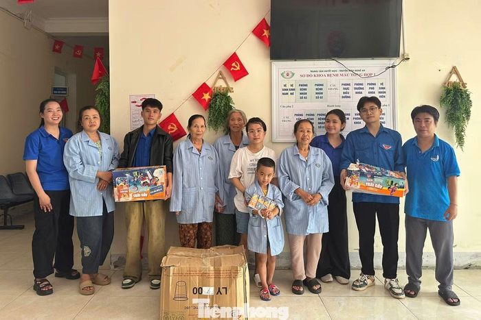 Trao tặng quà cho người bệnh ở Trung tâm huyết học truyền máu tỉnh Nghệ An.