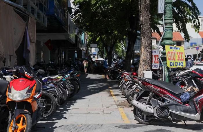 Một đoạn vỉa hè khu vực phường Bến Thành. Ảnh minh họa