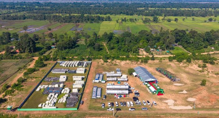 Các đại biểu tiến hành nghi thức Tái khởi động Dự án khai thác và chế biến muối mỏ tại huyện Nongbok, tỉnh Khammouan.