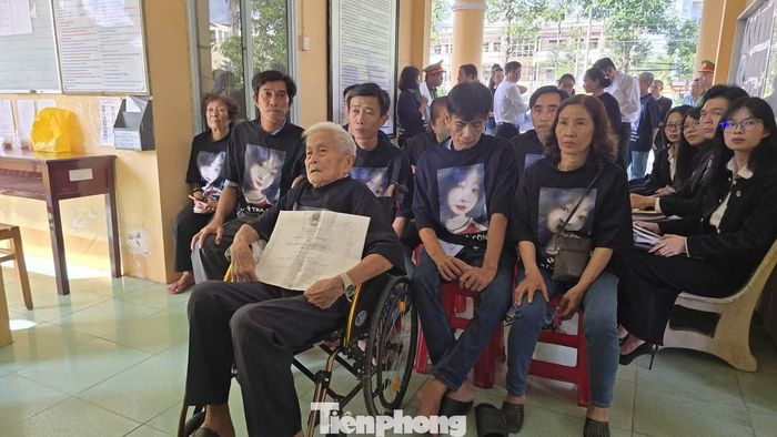 Gia đình bị hại theo dõi phiên tòa từ bên ngoài phòng xét xử.