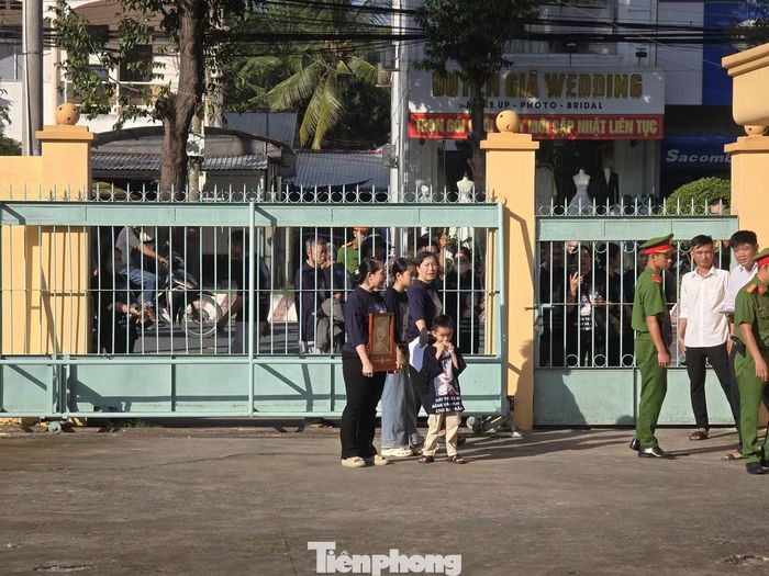 Bà Nguyễn Thị Hiền (mẹ nữ sinh Nguyễn Ngọc Bảo Trân) mang theo di ảnh con gái tới tòa.