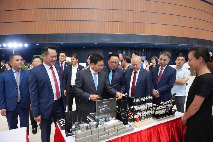 Phó Thủ tướng Chính phủ Nguyễn Văn Thắng cùng các đại biểu tham quan gian hàng tại lễ trao danh hiệu Doanh nhân trẻ khởi nghiệp xuất sắc 2026.