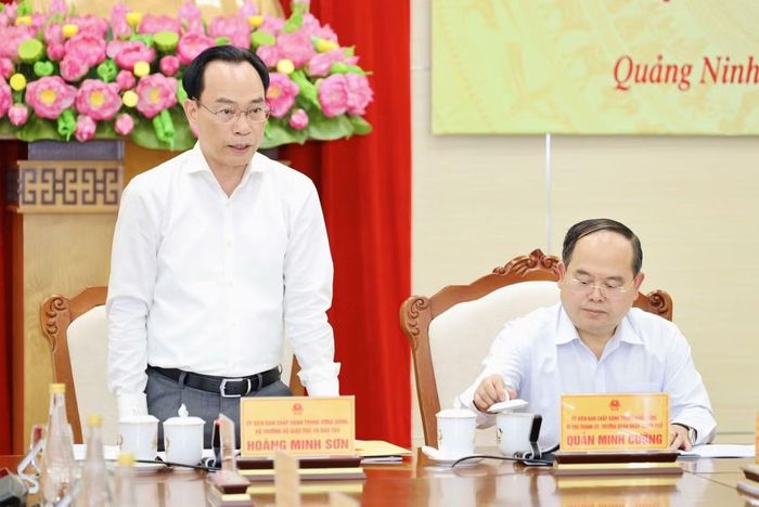 Bộ trưởng Bộ GD&ĐT Hoàng Minh Sơn phát biểu tại buổi làm việc với lãnh đạo Thành phố Quảng Ninh (ảnh: Bộ GD&ĐT)