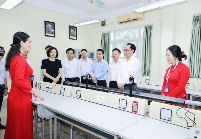 Đoàn công tác của Bộ GD&ĐT thăm Trường THPT Chuyên Hạ Long (ảnh: Bộ GD&ĐT)