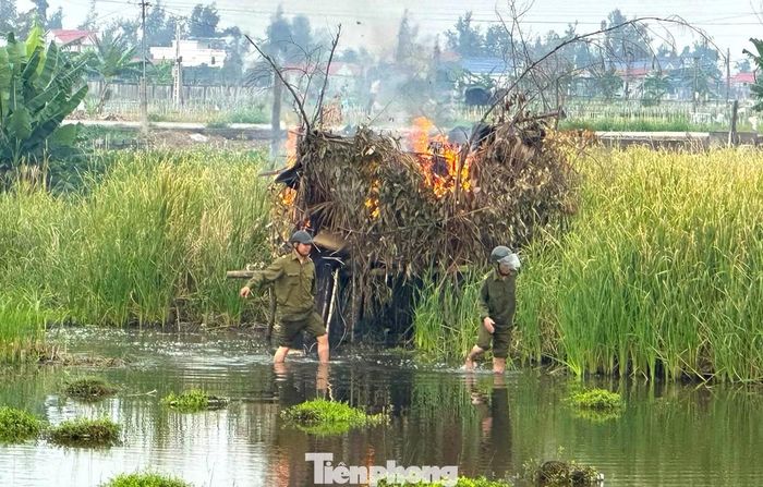  Công an lội ruộng để đốt, tiêu huỷ các lán trại do "chim tặc" dựng lên. 