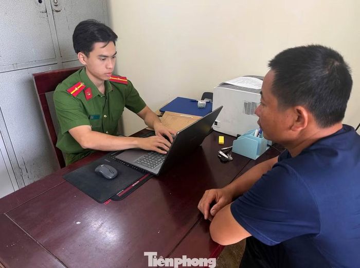 Tang vật thu giữ gồm 10 cá thể vạc xám thuộc nhóm loài thông thường, 50 que nhựa dùng để bẫy chim và 5 mô hình cò bằng xốp. Sau khi củng cố hồ sơ, tài liệu liên quan, Công an xã bàn giao vụ việc cho Hạt Kiểm lâm xử lý theo quy định.