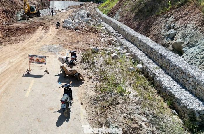 Để đẩy nhanh tiến độ khắc phục sự cố sạt lở, đồng thời có giải pháp ngăn chặn nguy cơ sạt lở xong trước 31/10 theo yêu cầu của Sở Xây dựng tỉnh Cao Bằng, hiện các đơn vị thi công đang vừa xây tường chắn bê tông, vừa dùng các rọ đá để đắp bờ bao bảo vệ mái taluy.