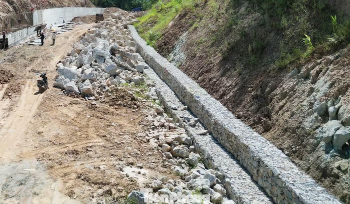 Đánh giá về việc đắp các bờ bao bằng rọ đá, ông Vũ Quang Anh - đại diện Sở Xây dựng Cao Bằng (chủ đầu tư) cho biết, việc này vừa thi công nhanh, vừa chắc chắn khi bảo vệ chân mái taluy và chống được tình trạng lăn đất đá xuống đường.