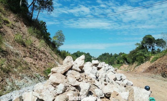 Sạt trượt mái taluy khiến đất đá đổ xuống dưới lòng đường tại đoạn qua khu vực nút giao với đường Võ Nguyên Giáp.