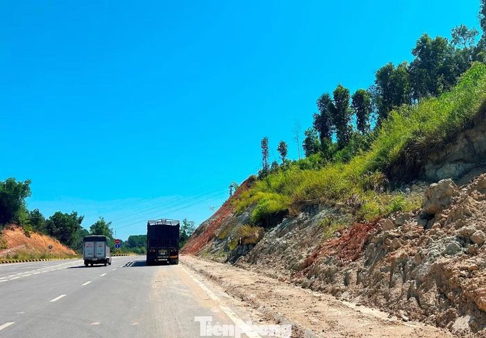 Tình trạng sụt lún dẫn đến nhiều đoạn mái taluy có thể sạt trượt bất kỳ lúc nào, gây nguy cơ mất an toàn cho phương tiện lưu thông.