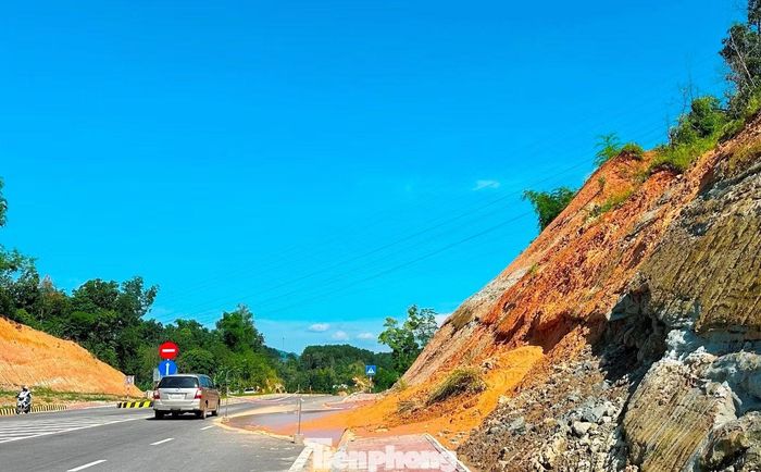 Với một số đoạn mái taluy qua các sườn đồi nền đất tại phường Thục Phán, bùn đất vẫn xô, chảy ra đường, ảnh hưởng đến phương tiện qua lại.