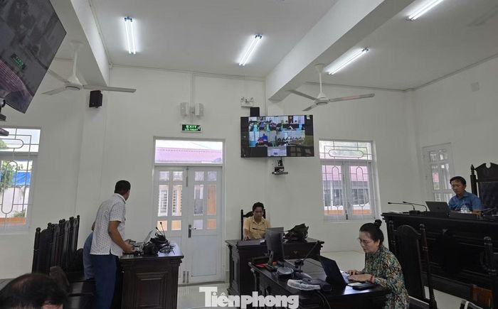 Sau phần khai mạc phiên tòa tại phòng xét xử, báo chí được bố trí tác nghiệp tại hội trường riêng và kết nối trực tuyến với phòng xử. Tuy nhiên, có đôi lúc đường truyền âm thanh tới phòng báo chí không được tốt.