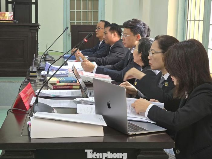 Các luật sư tham gia bảo vệ quyền và lợi ích của gia đình bị hại phiên tòa.