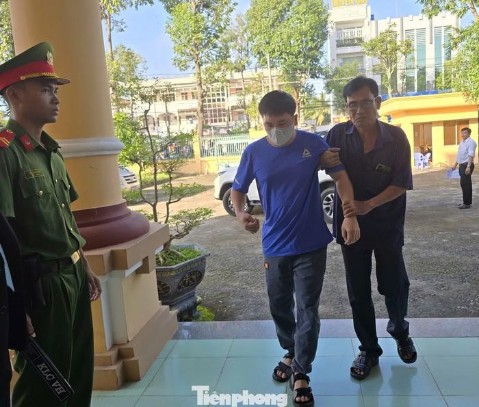  Bị cáo Nguyễn Văn Bảo Trung được người nhà dẫn vào phòng xét xử. 