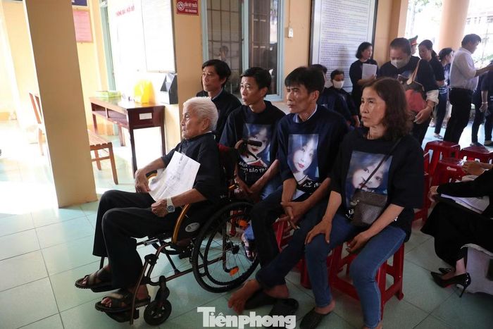Gia đình bị hại theo dõi phiên tòa từ bên ngoài phòng xét xử, trong đó có ông nội của nữ sinh Bảo Trân năm nay đã 100 tuổi.