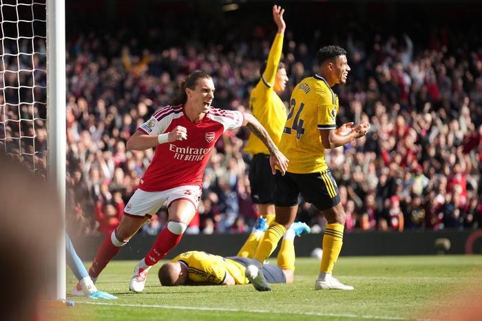  Arsenal (áo đỏ) đang bước vào trận gặp Lille với tinh thần hưng phấn. 
