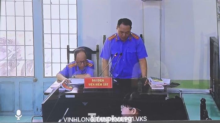 Đại diện Viện Kiểm sát đọc bản luận tội bị cáo Nguyễn Văn Bảo Trung.